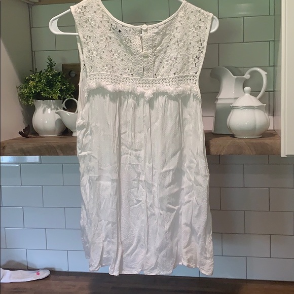 Super cute white top - Picture 5 of 5